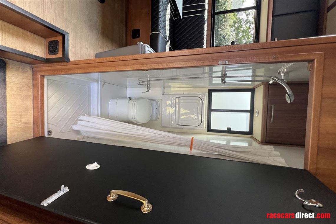 hr-race-transporter-motorhome-with-garage