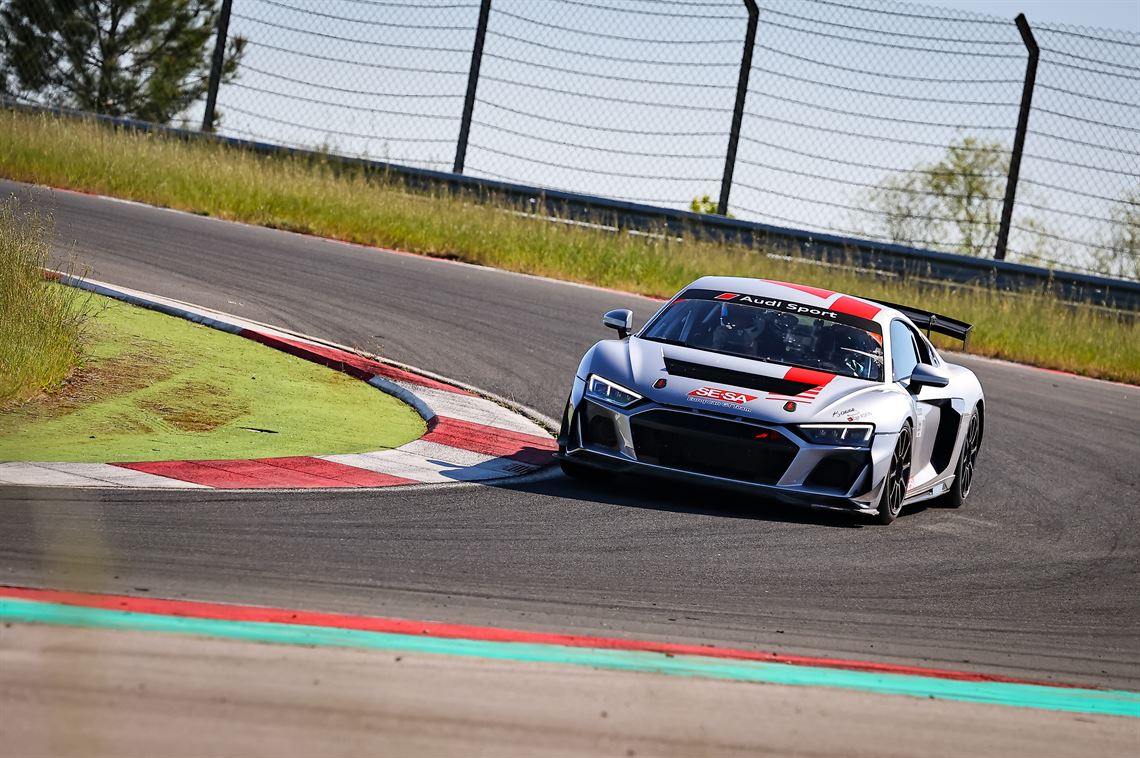2022-audi-sport-r8-gt4-lms-evo-2-only-9000-km