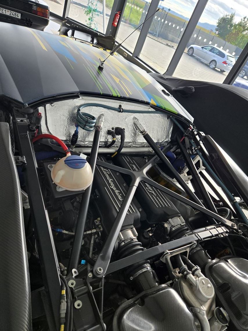 lamborghini-huracan-super-trofeo-2016-low-mil