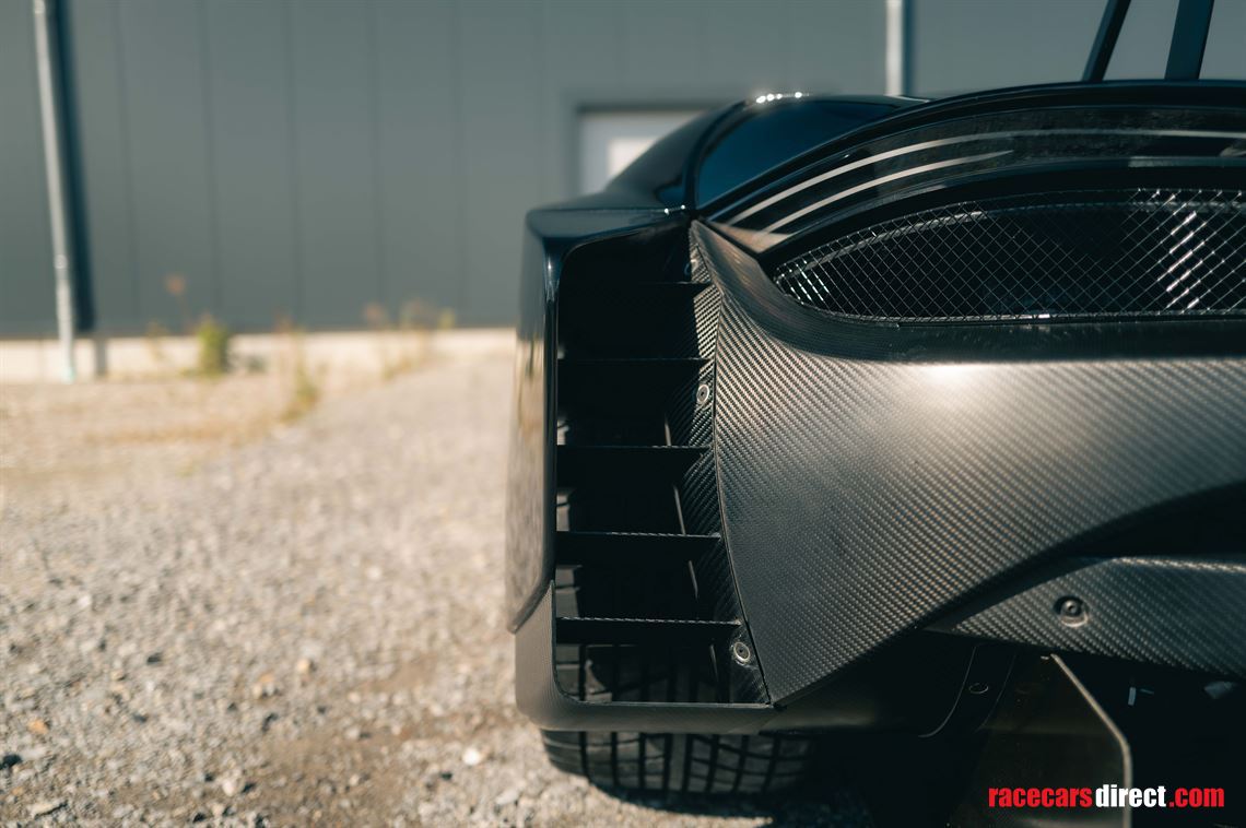 2020-mclaren-720s-gt3x---chassis-1-of-15