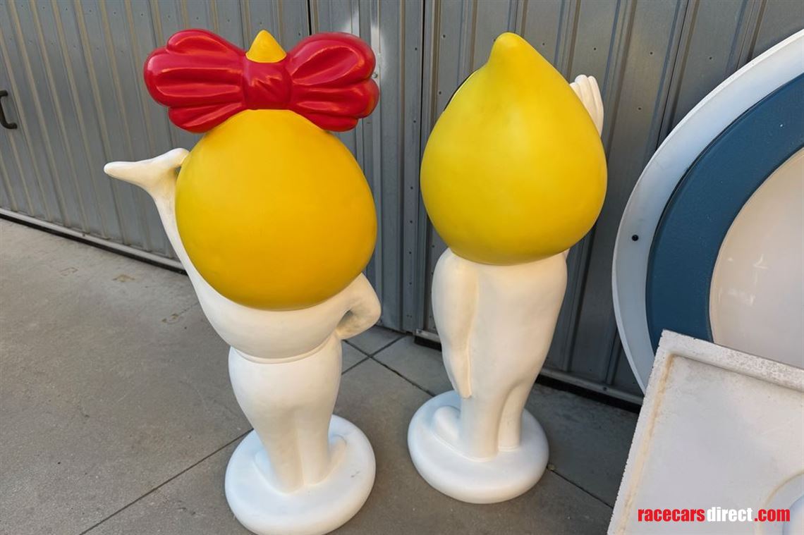 2-esso-figures-man-and-women