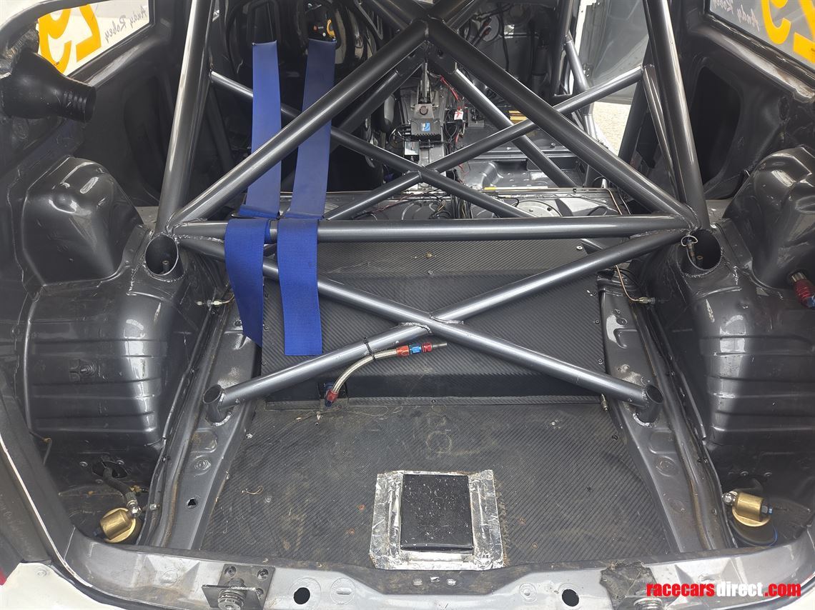 bmw-1-series-race-car-may-split