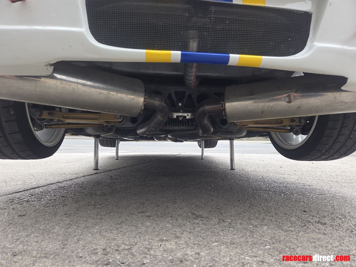 bmw-1-series-race-car-may-split