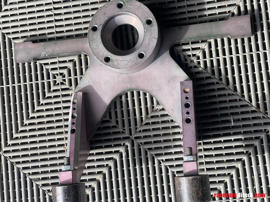 aston-martin-set-up-hubs