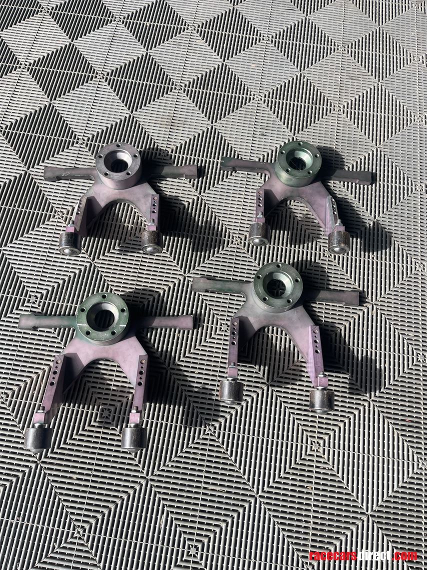 aston-martin-set-up-hubs