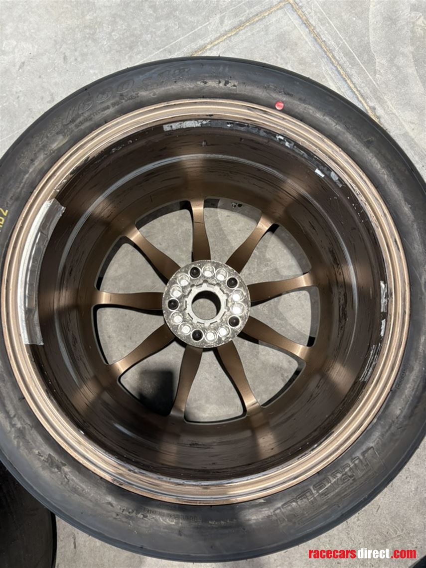 audi-r8-lms-gt2-wheel-set-barely-used