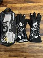 sparco-carbon-helmet-hans-device-and-omp-glov