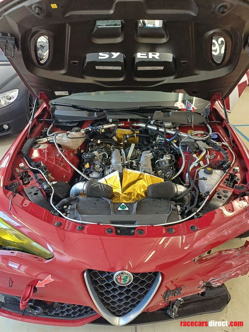 alfa-romeo-giulia-quadrifoglio-crashed