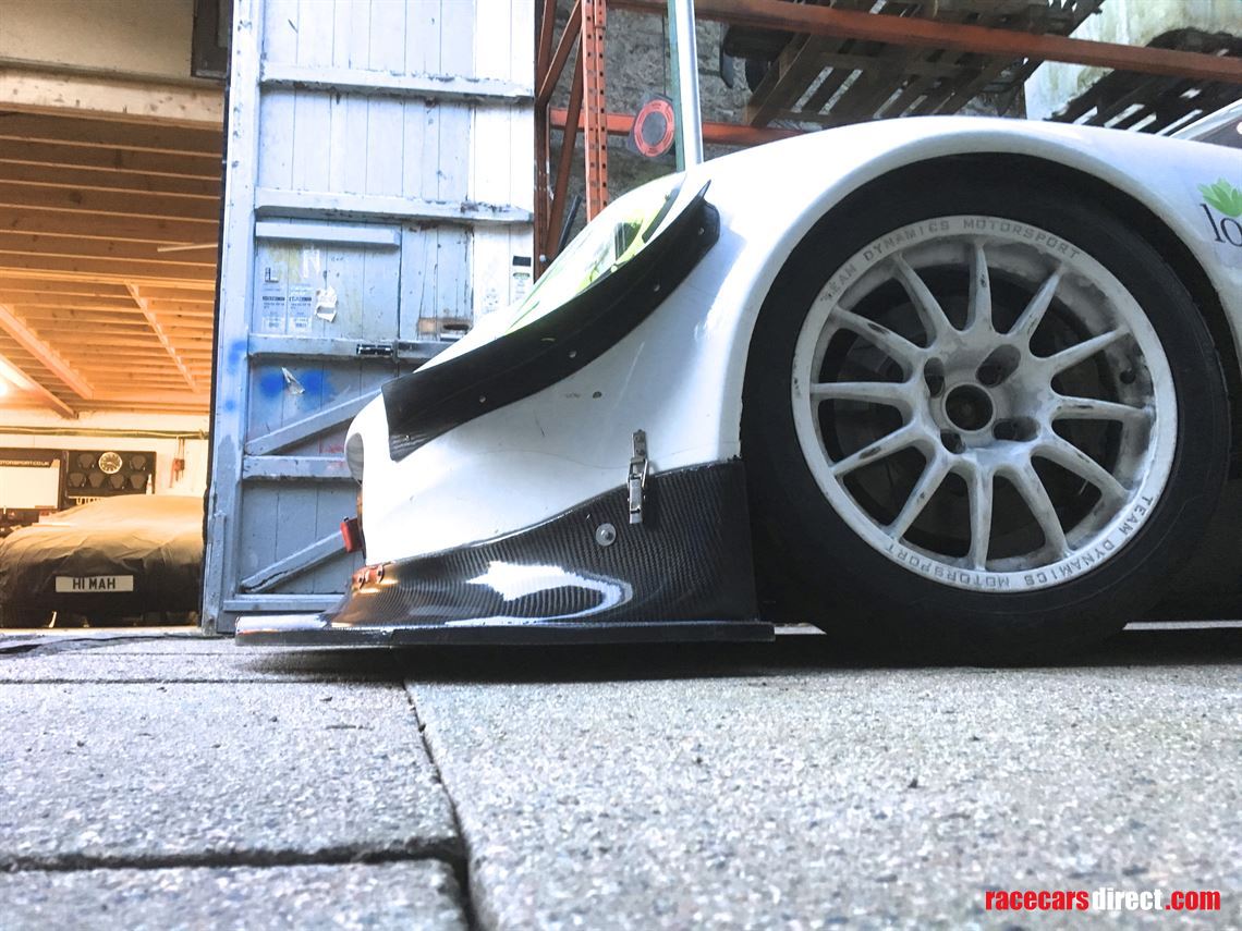 Detail Racing splitter and canards