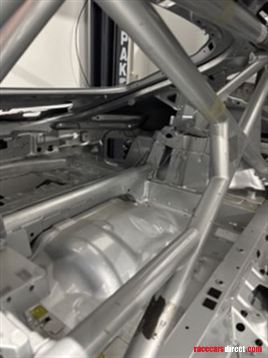 2020-amg-gt4-body-shell