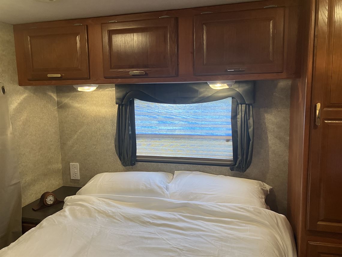 38-ft-coachman-miranda-motorhome-29k-one-owne