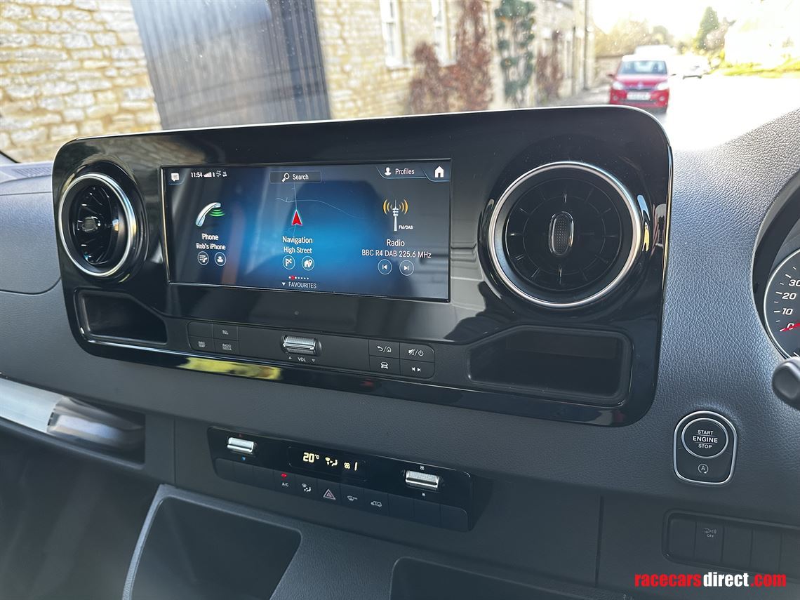 fully-enclosed-car-transporter-2020-mercedes