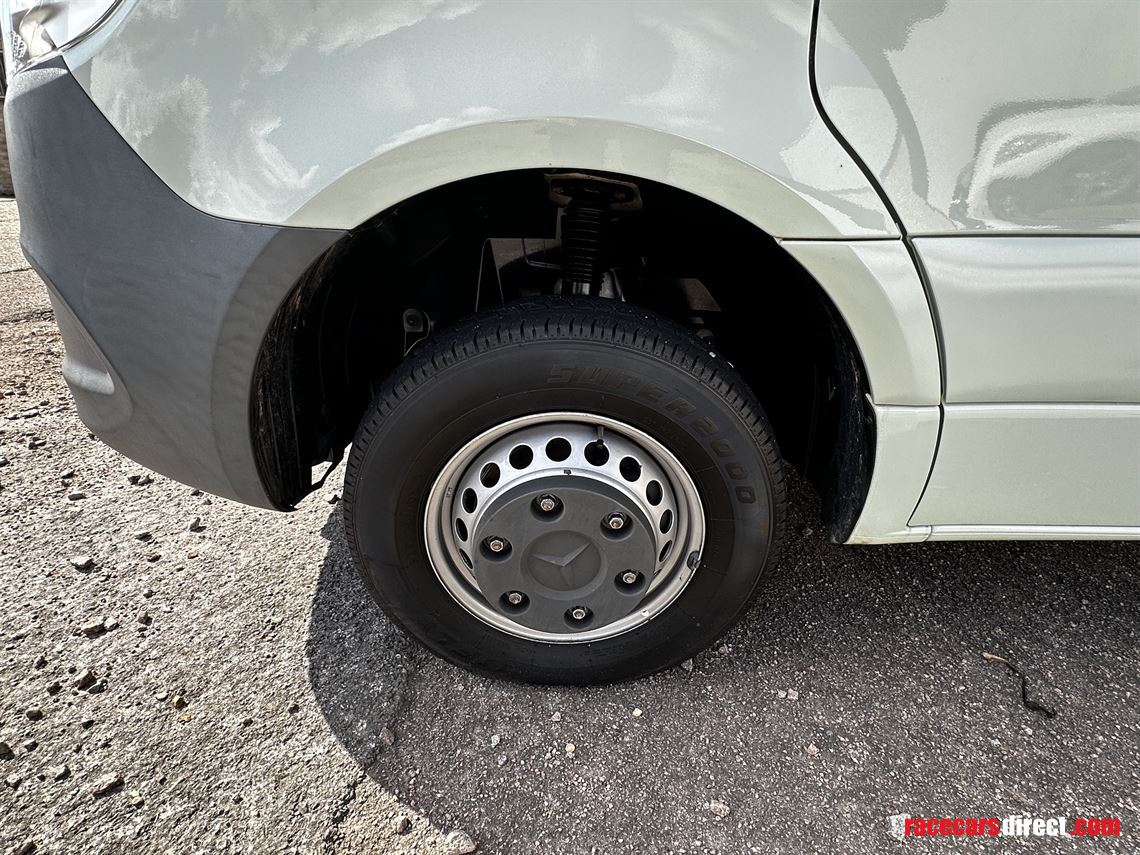 fully-enclosed-car-transporter-2020-mercedes