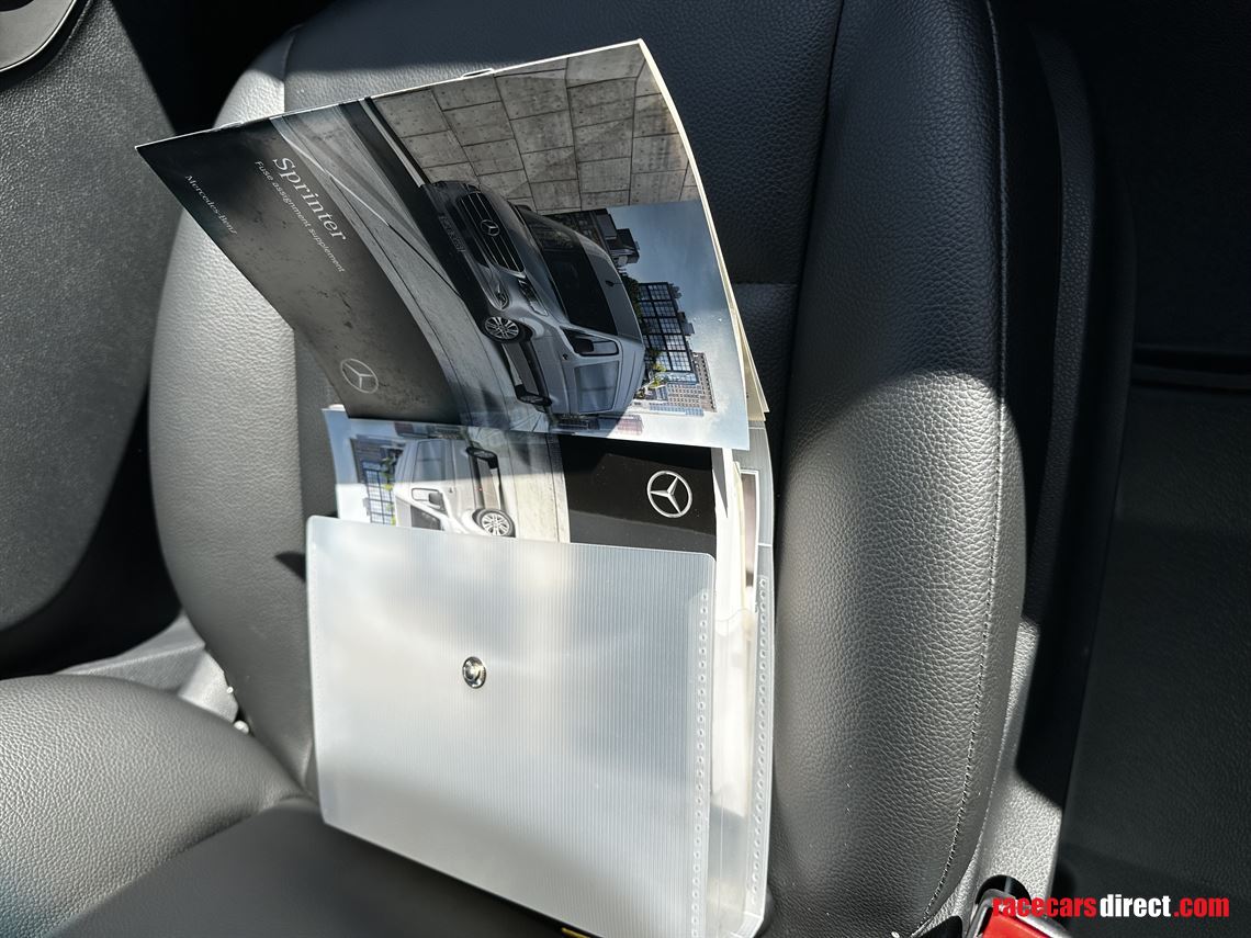 fully-enclosed-car-transporter-2020-mercedes