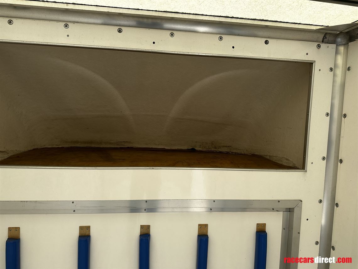 fully-enclosed-car-transporter-2020-mercedes