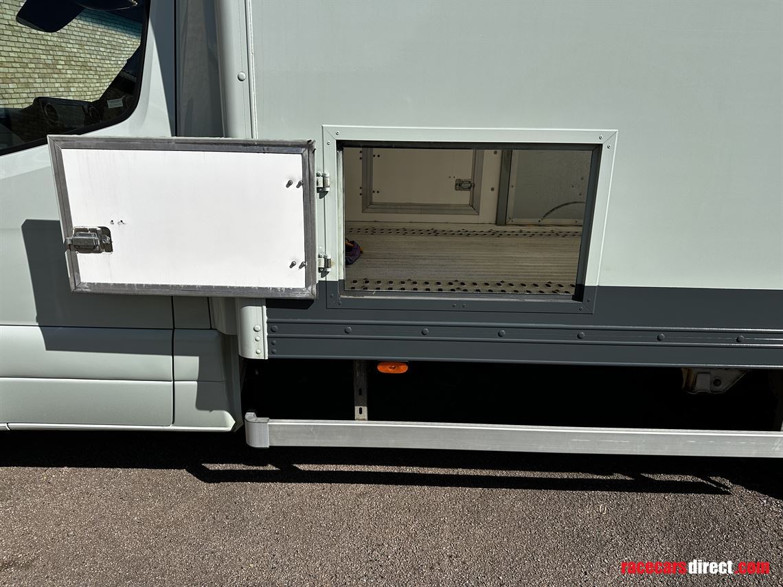 fully-enclosed-car-transporter-2020-mercedes