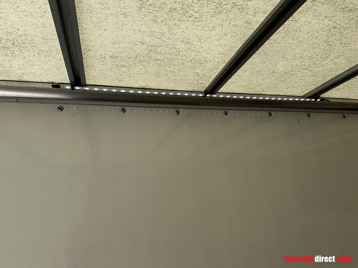 fully-enclosed-car-transporter-2020-mercedes