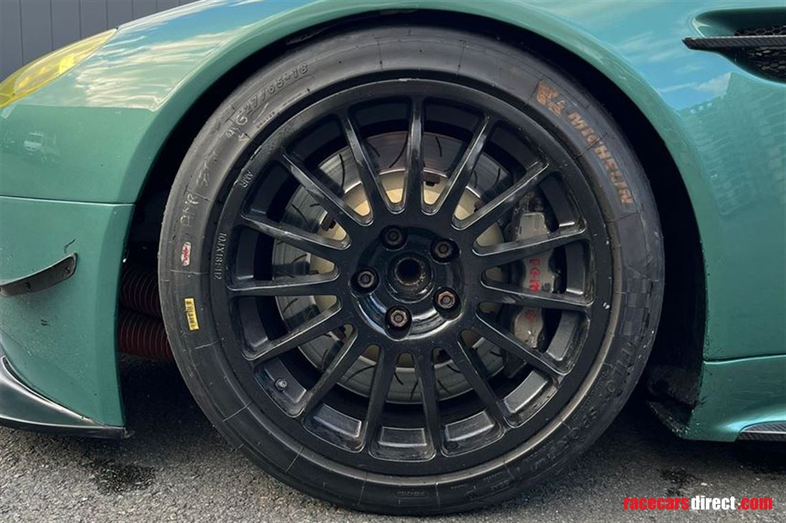 aston-martin-v8-vantage-gt4