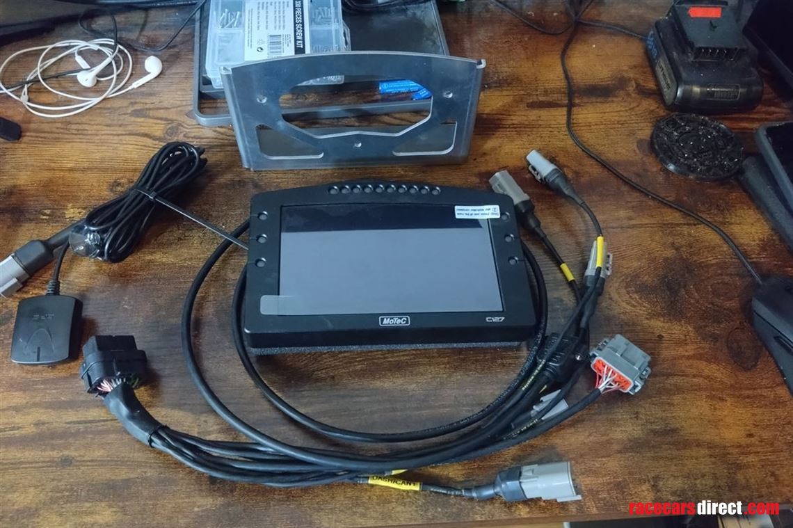 motec-c127-dash-display-with-accessories