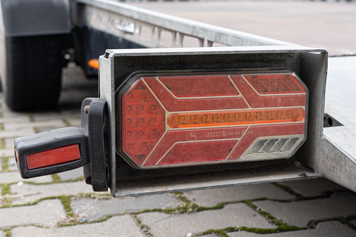 lowered-car-trailer-tohaco-w2-3000bc-air-susp