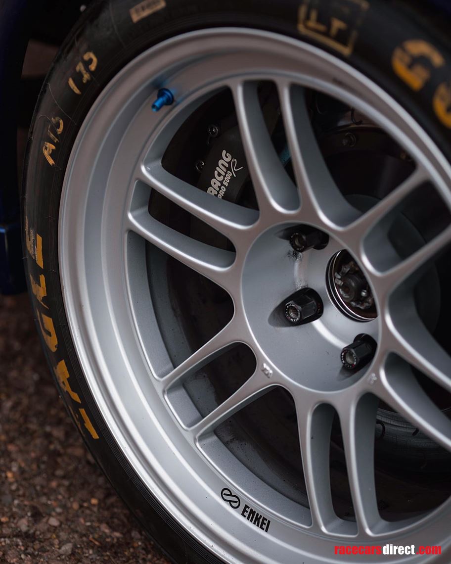 nissan-skyline-r32-gtr-racetrack-car