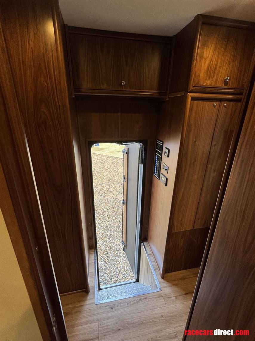 2018-equicruiser-motorhome-race-truck-with-ga