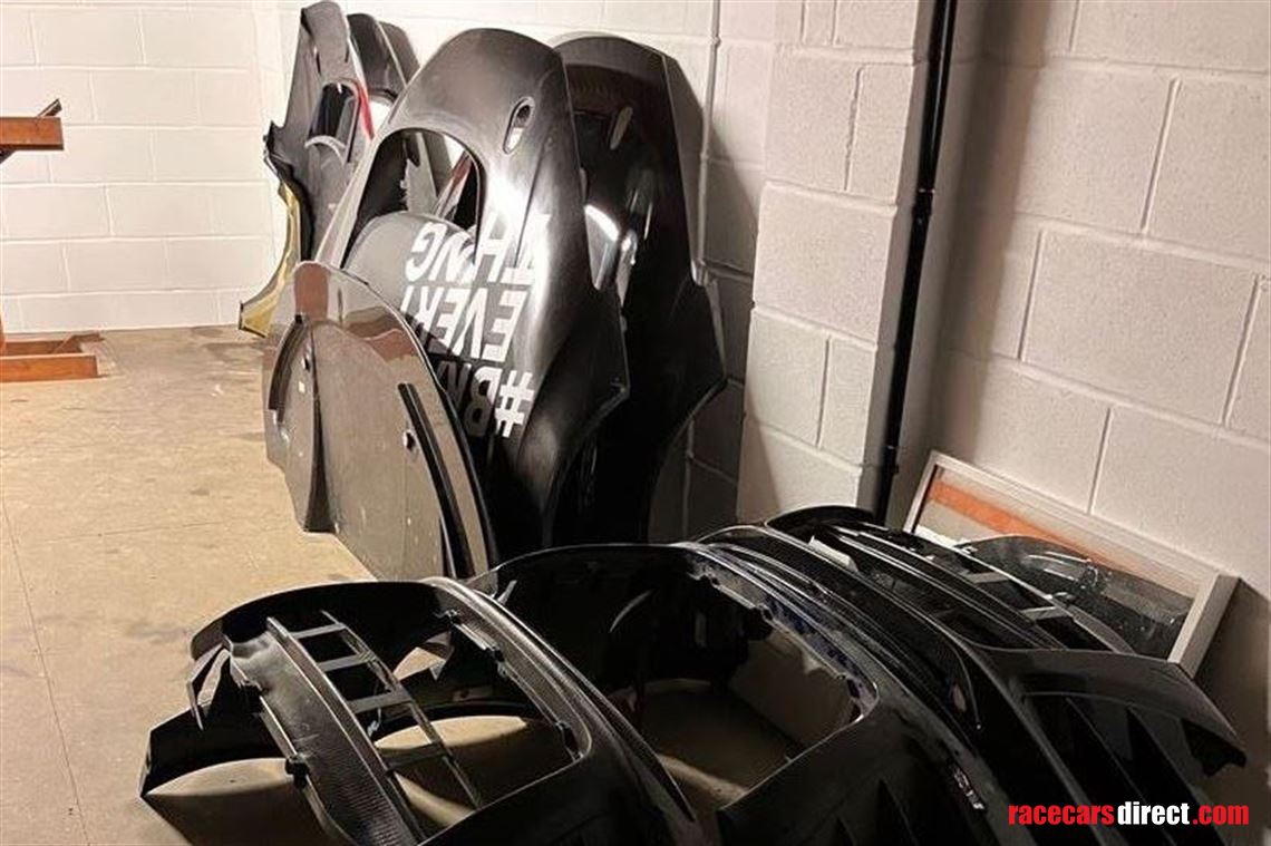 various-audi-r8lms-and-ultra-carbon-body-part