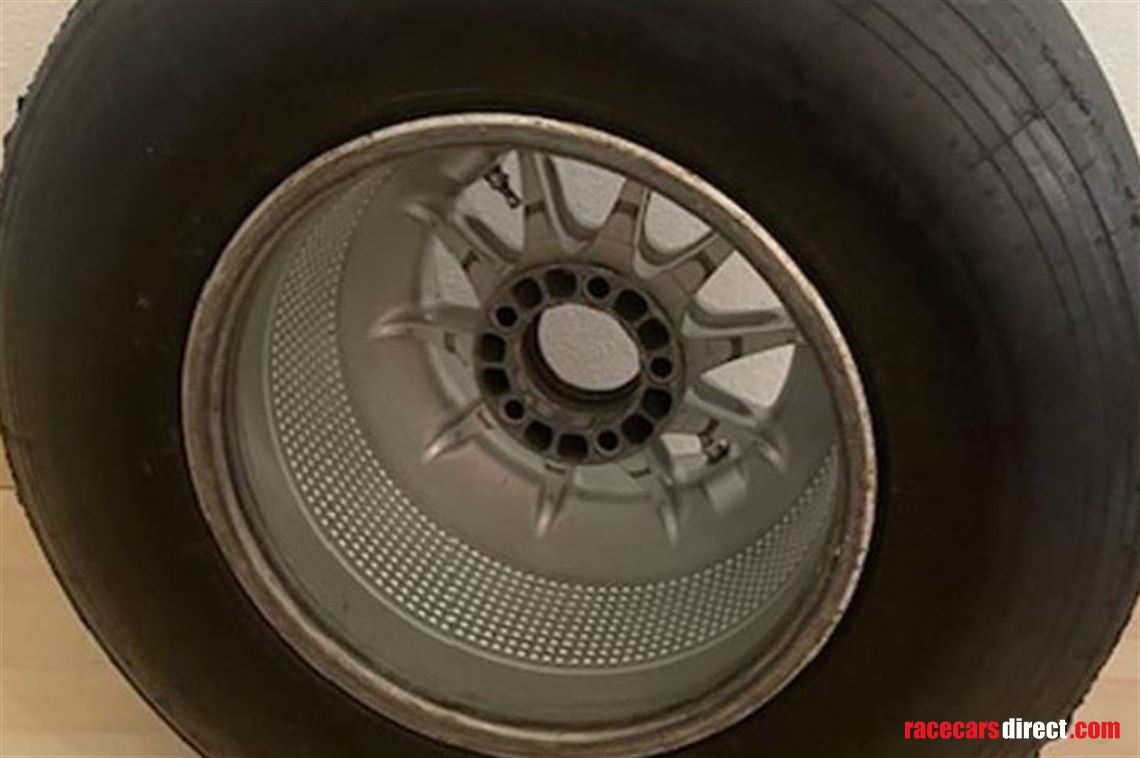 manor-f1-2016-rear-wheel-slick-and-rim-with-t