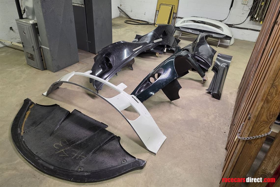 aston-martin-dbrs9-carbon-fiber-body-panels-m