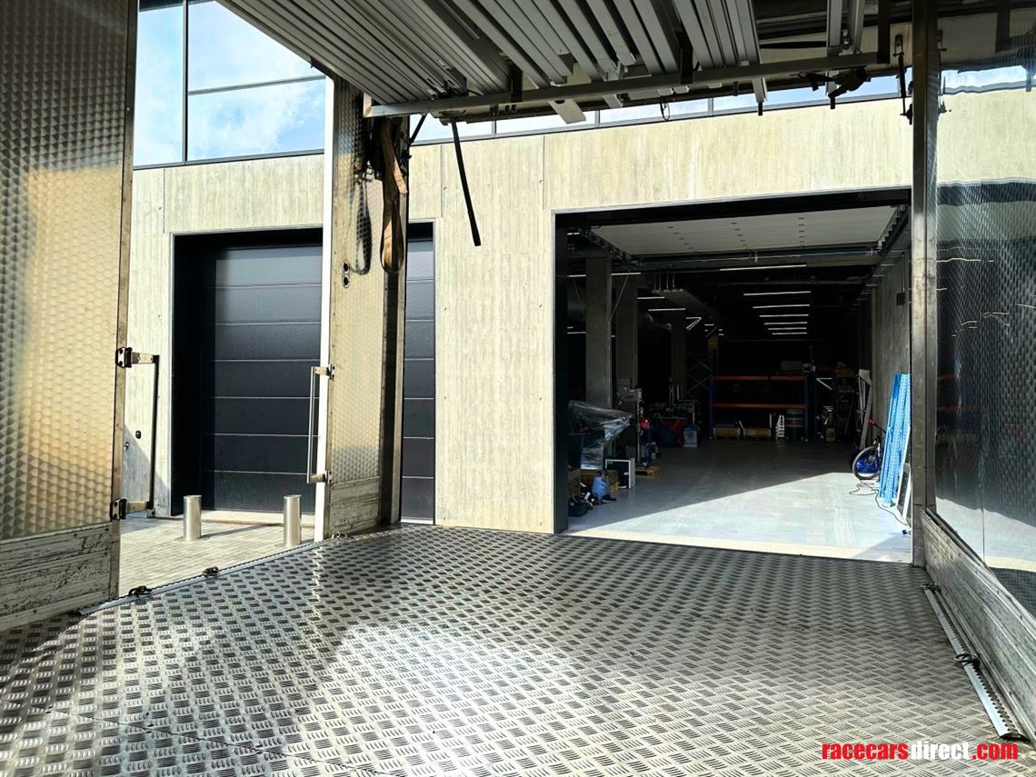 race-team-transporter