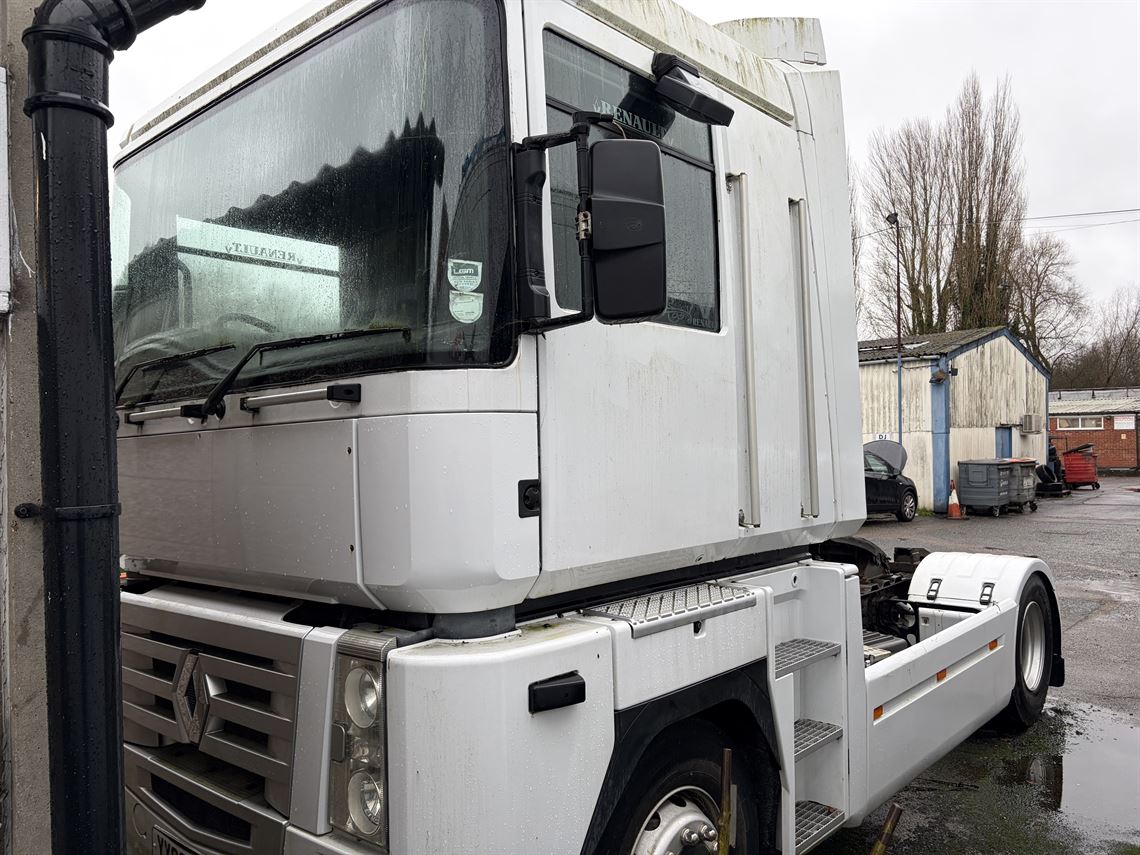 race-trailer-with-awning-and-renault-tractor
