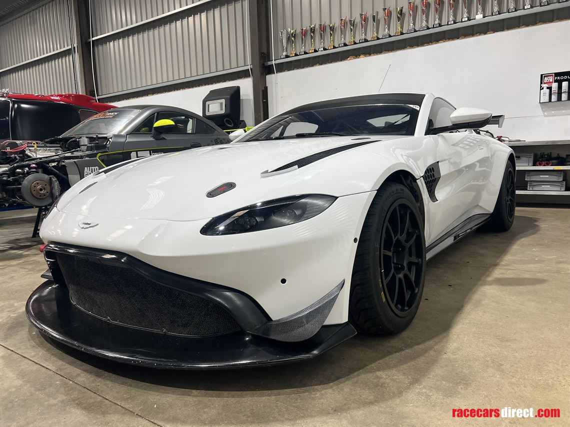 aston-martin-gt4-17a
