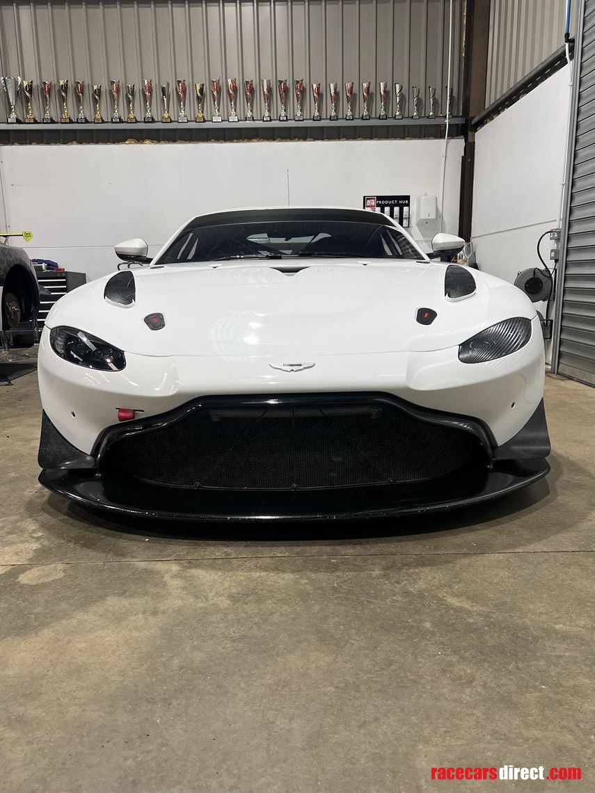 aston-martin-gt4-17a
