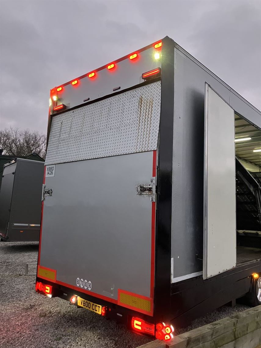 4-car-enclosed-trailer-mercedes-actros-4x2-lo