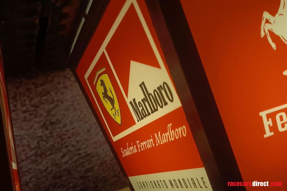 2-lanterns-ferrari-marlboro-2000