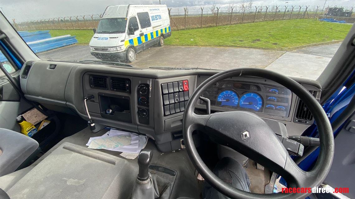 renault-13-tonne-transport-lorry-with-tail-li