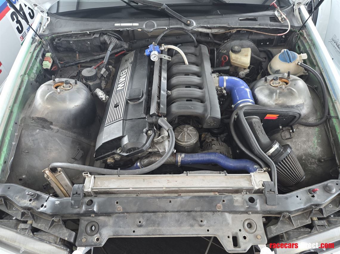 3-race-cars-1x-bmw-m3-e36-trailer-2x-bmw-328i