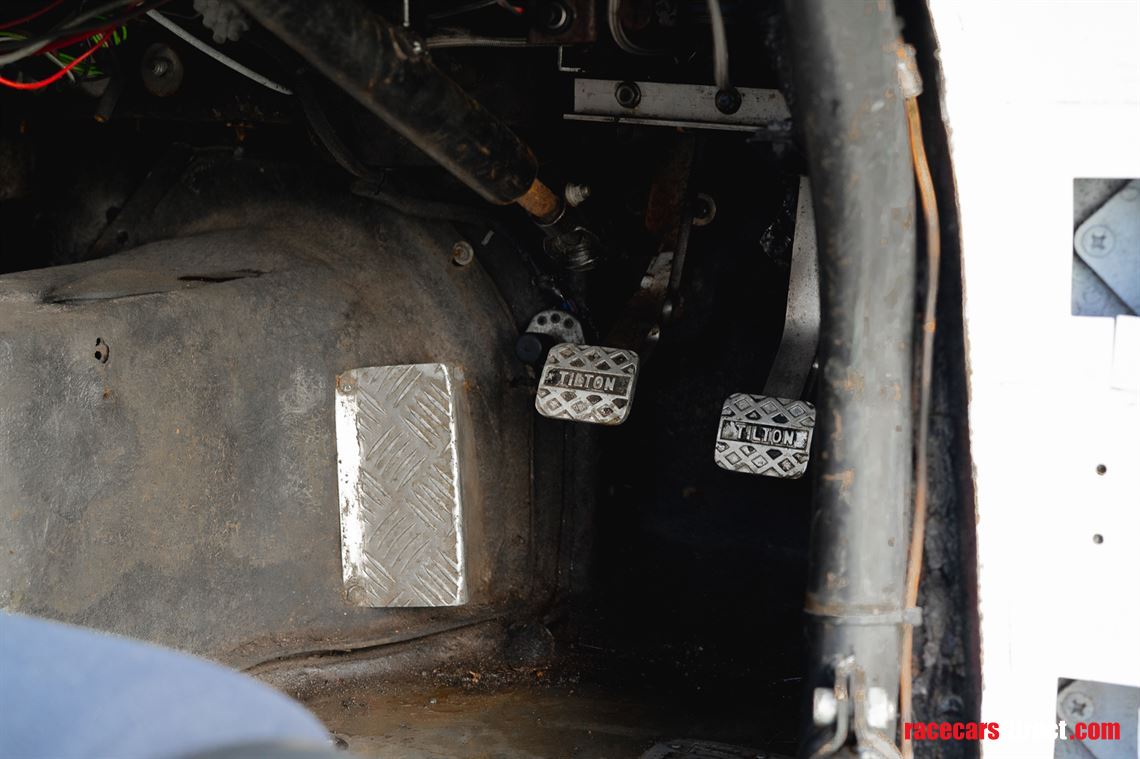 1961-daimler-sp250-dart-v8-roadster-with-hard