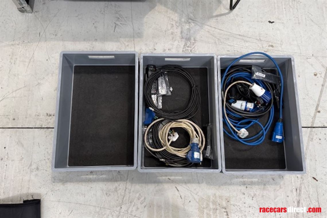 data-station-with-6-screens