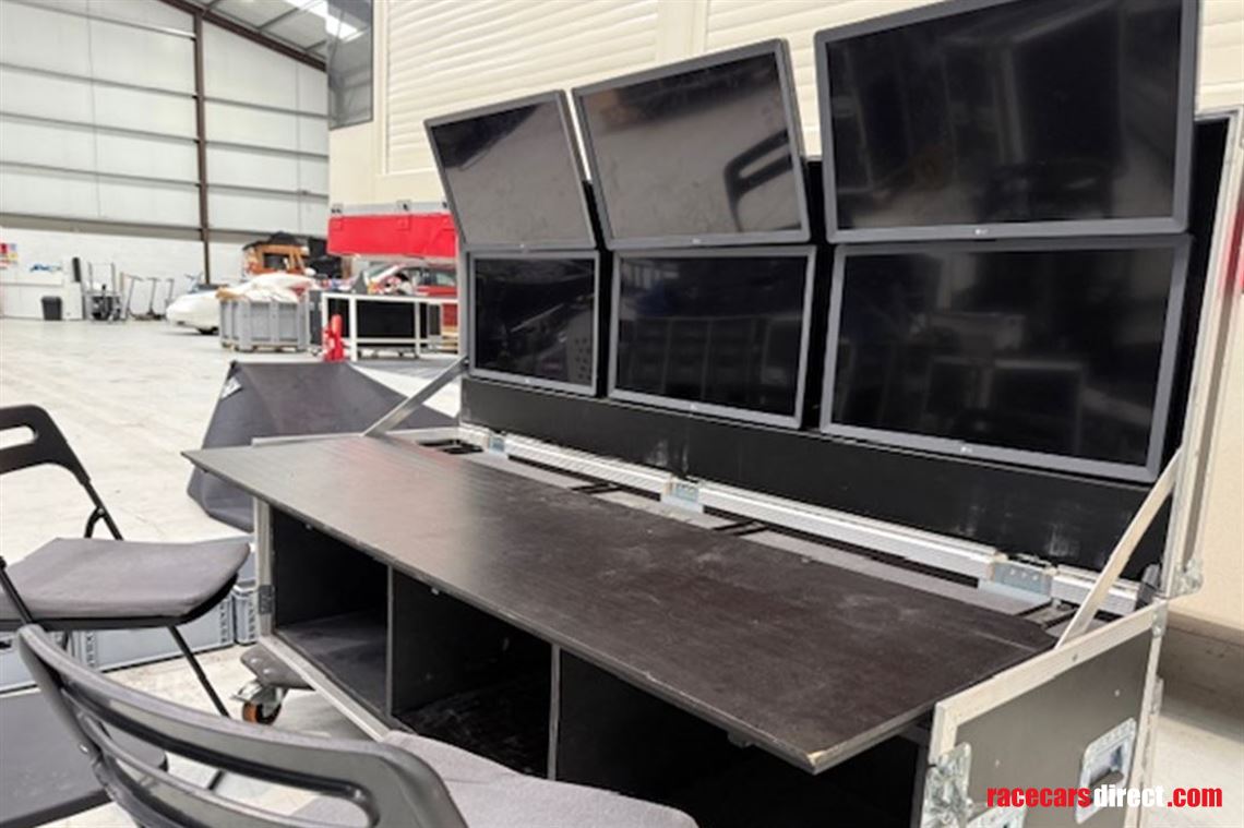 data-station-with-6-screens