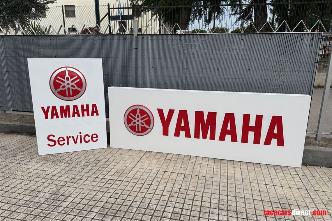 2-illuminated-yamaha-signs