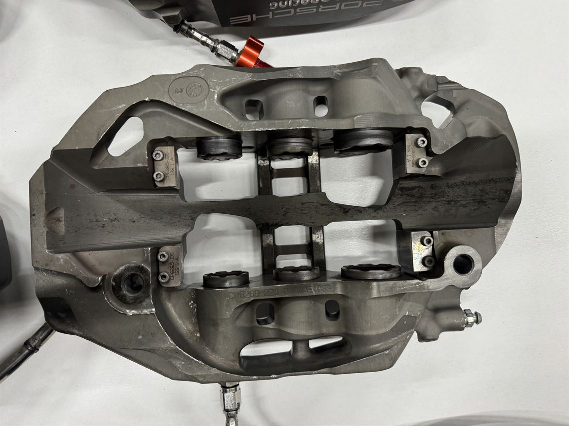 porsche-9912-gt3-r---brake-calipers