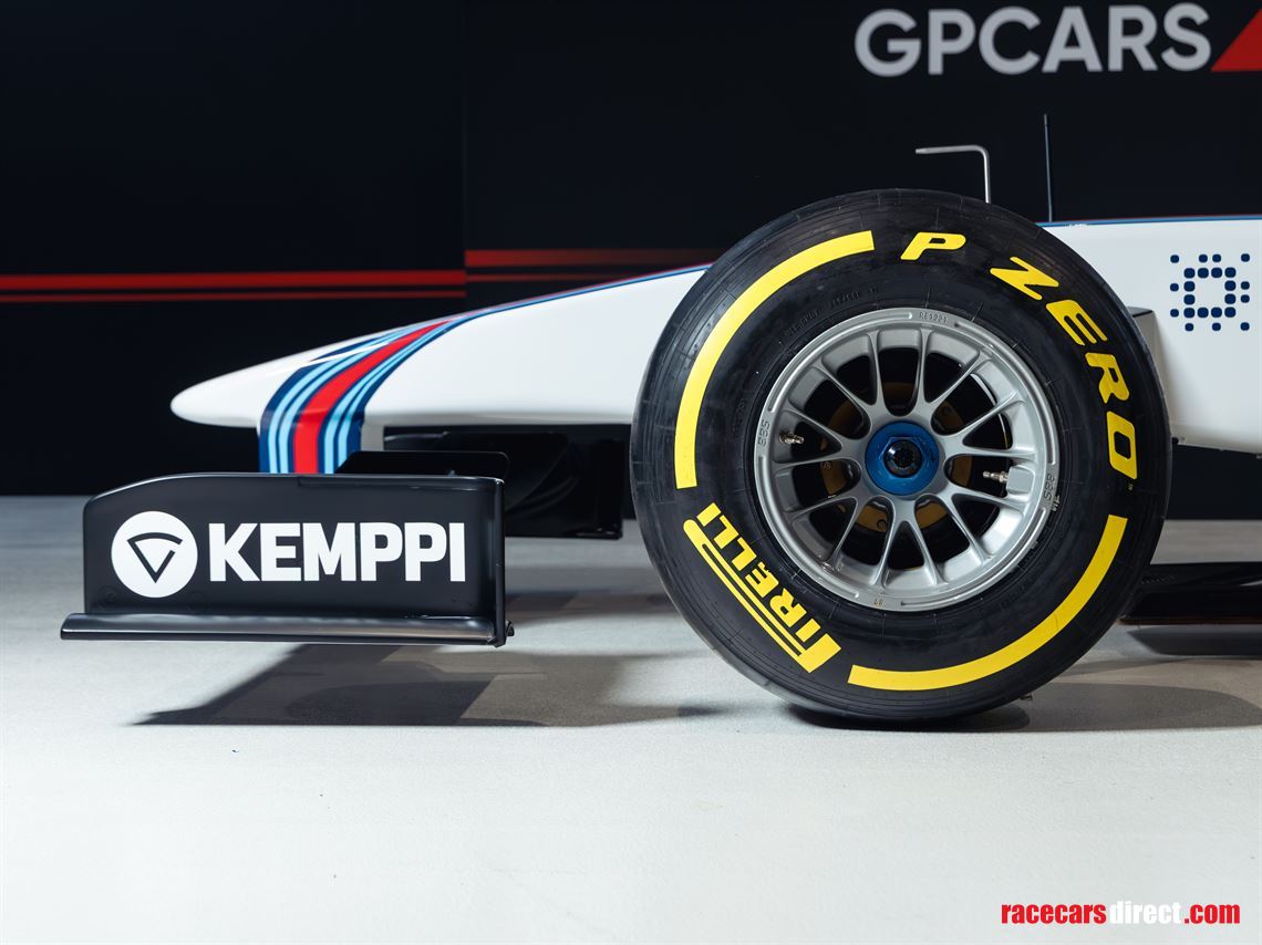 f1-full-scale-simulator-in-martini-livery