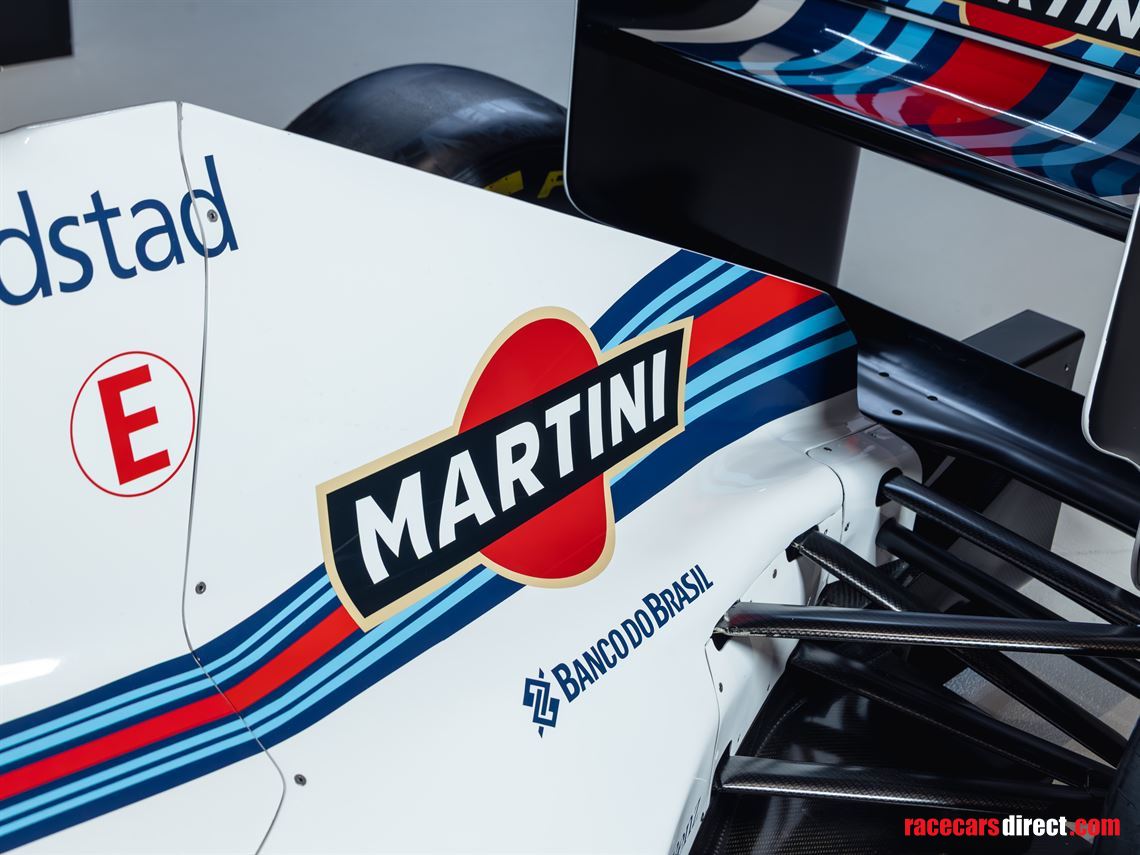 f1-full-scale-simulator-in-martini-livery