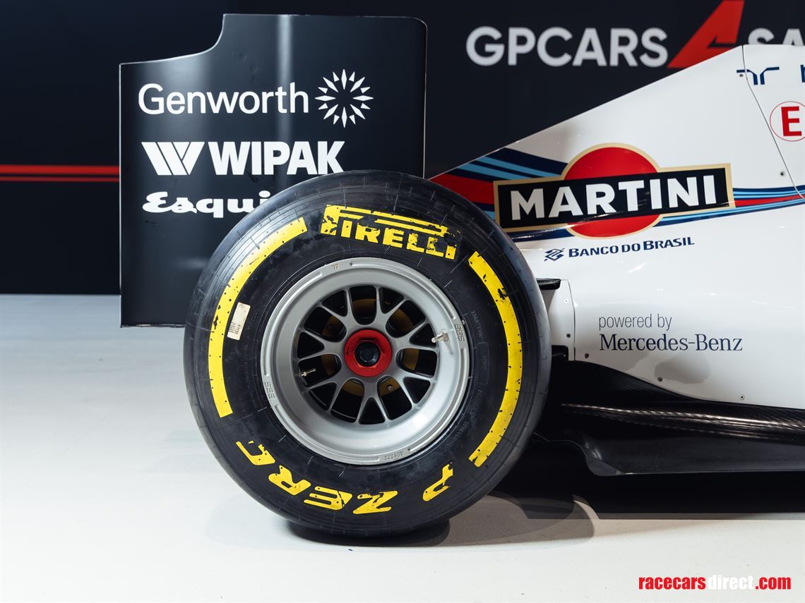 f1-full-scale-simulator-in-martini-livery