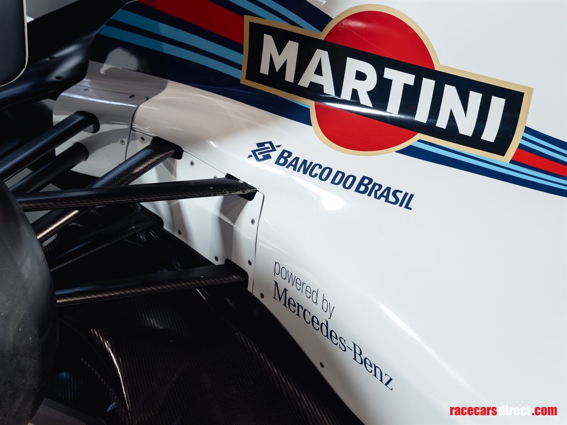 f1-full-scale-simulator-in-martini-livery