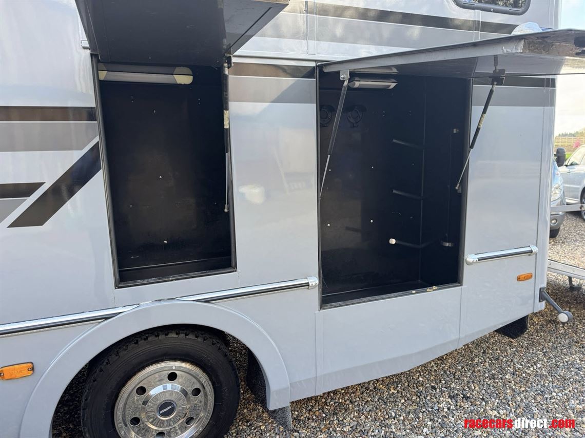 2013-iveco-75-ton-whittaker-coachbuilt-horseb