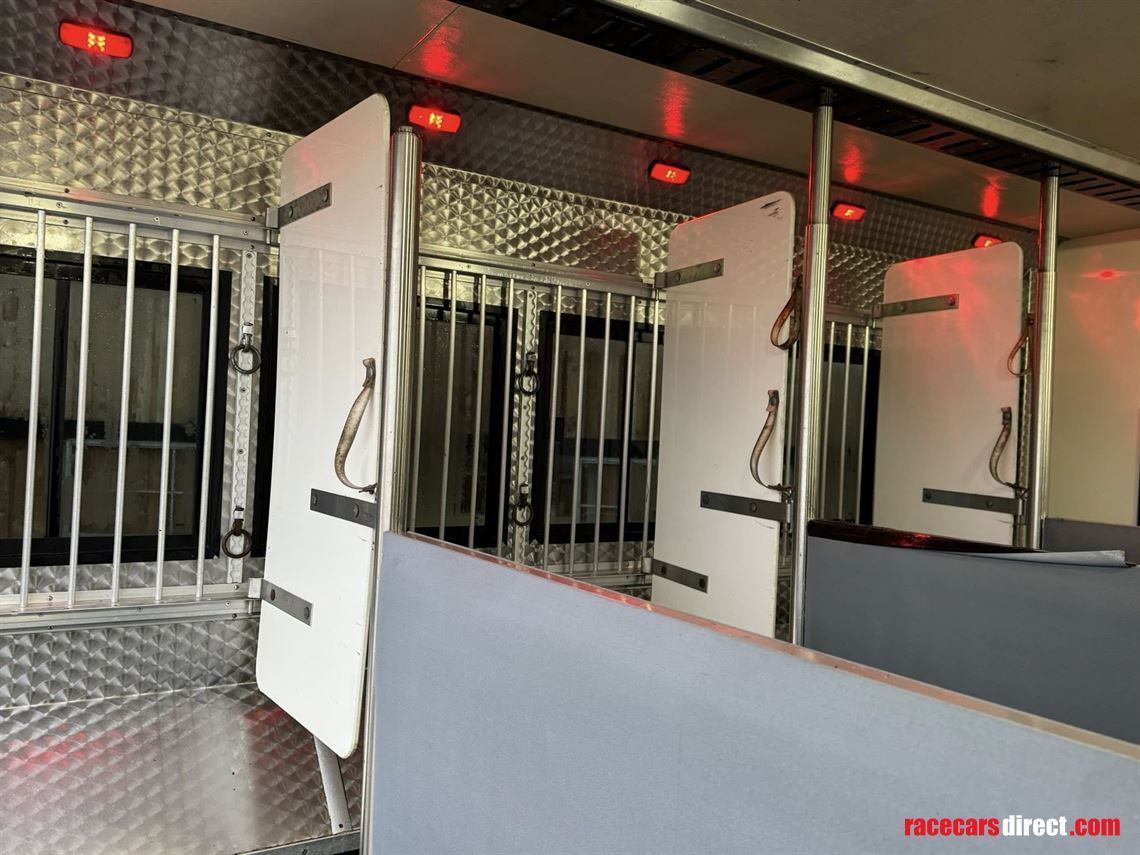 daf-cf-jm-coachbuild-4-horse-slide-out