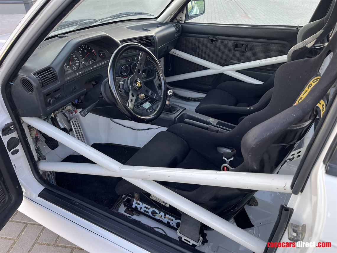 bmw-e30-m3-racetrack-car