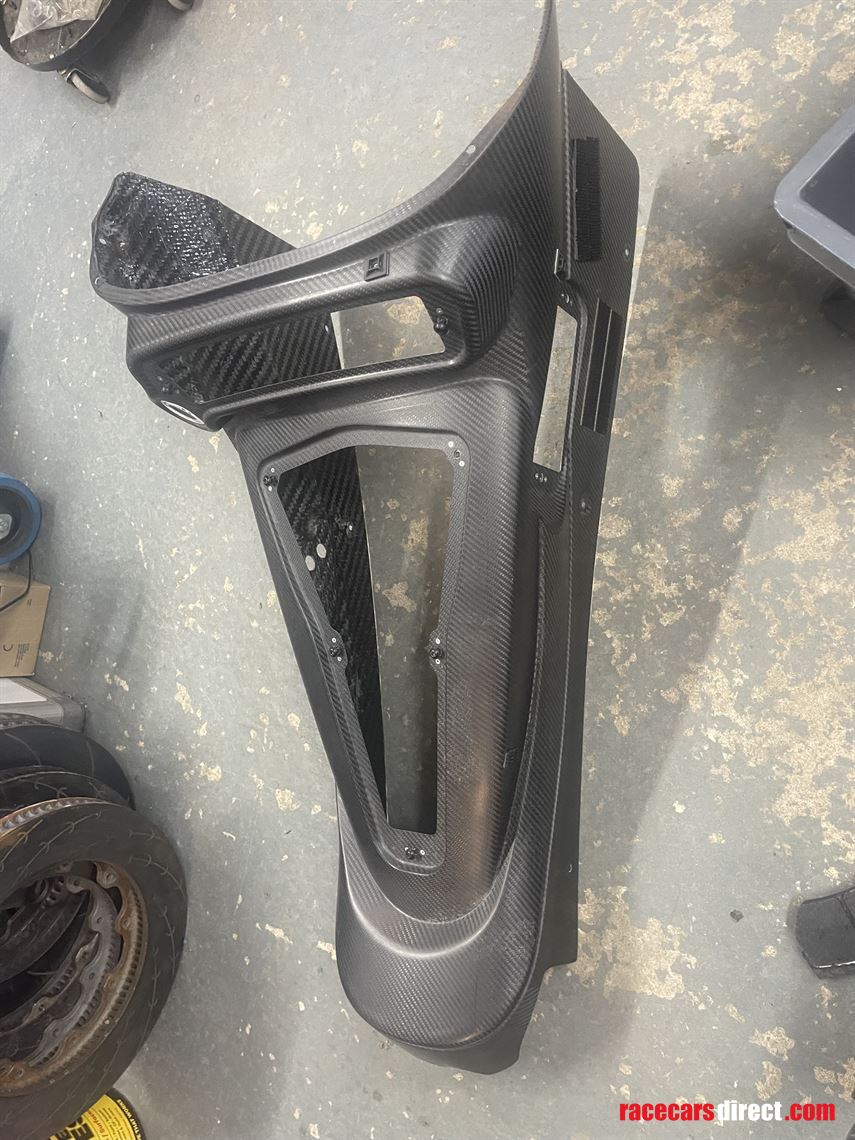 mercedes-amg-gt3-gt2-gt4-carbon-console